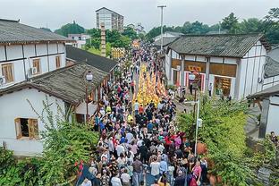 太阳报：联赛杯决赛不敌利物浦后，波切蒂诺带全队聚餐以提振士气